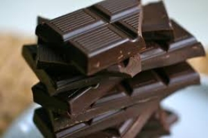أبرزها تعزيز الذاكرة.. تعرف على فوائد تناول الشوكولاته الداكنة