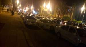 بالصور.. اضراب سائقي التاكسي على كورنيش السويس الجديد وشلل تام لحركة المرور