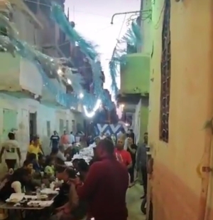 شباب السويس ينظم افطارا جماعيا في احد شوارع المنطقة الشعبية سليم الحي