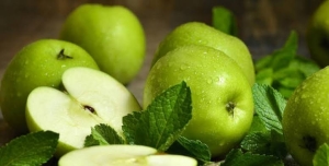فوائد  تناول التفاح الأخضر على الريق
