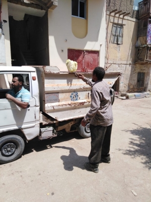 بدء منظومة الجمع المنزلي للقمامة بحي الجناين بالسويس