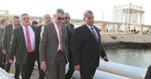 وزير النقل يتفقد ميناء الزيتيات بالسويس