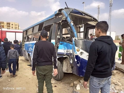 بالاسماء:اصابة ٩ مواطنين في حادث تصادم قطار بضائع مع مرفق النقل الداخلي لمحافظة السويس