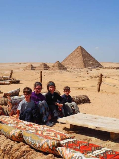 عائلة كندية تزور مصر قبل أن يفقد أبناؤها بصرهم.. تمنوا رؤية الأهرامات