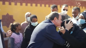 الخواطر.. قبلة من الرئيس السيسى على رأس أحد المتضررين من السيول فى أسوان