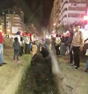 صورة اليوم..سقوط سيدة مُسنة في حفر شارع الجيش بالسويس ومواطنون..حسبنا الله ونعم الوكيل!!