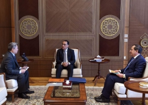 رئيس الوزراء يستعرض مع نائب رئيس &quot; أباتشي &quot; العالمية استثمارات الشركة في مصر وخططها المستقبلية