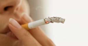 التدخين والشيكولاتة أهم عوامل الإصابة بحب الشباب