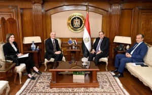 وزير التجارة والصناعة يبحث مع سفير إستراليا بالقاهرة سبل تنمية العلاقات الإقتصادية بين البلدين