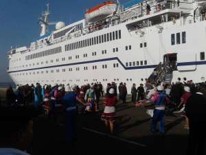 بالصور..ع السمسمية السويسي ... استقبال أول فوج سياحى يصل ميناء بورتوفيق من ألمانيا منذ أكثر من 3 سنوات