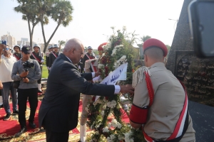 صقر والعرايشي والدح يضعون أكاليل الزهور على النصب التذكاري بمناسبة الذكرى الـ ٥٠ للمقاومة الشعبية بالسويس