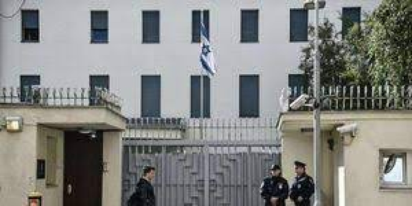 جندي بالقوات الجوية الأمريكية يحرق نفسه  أمام السفارة الإسرائيلية بواشنطن