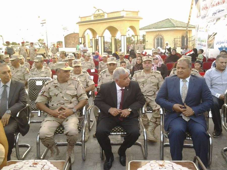 بالصور..محافظ السويس وقائد الجيش الثالث ومدير الامن يشهدون عرض عسكرى وسباق دراجات احتفالا بالقناة