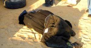 مواطنون بالسويس يعثرون على جثة متسول ملقاة على الرصيف بشارع الشهداء