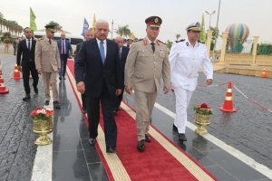 محافظ السويس وقائد الجيش الثالث ومدير الأمن يضعون أكاليل الزهور على النصب التذكاري للجندي المجهول