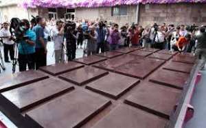 إسباني يحاول دخول غينيس بأكبر لوحة مرسومة بالشوكولا