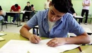 طلاب الصف الأول الثانوي يؤدون امتحان الفلسفة بنظام «الكتاب المفتوح»