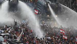 متظاهرى لبنان يهتفون ... الشعب يريد اسقاط النظام