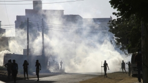 الشرطة السودانية استخدمت الغاز المسيل لتفريق المتظاهرين