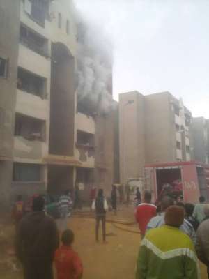 بالصور... الحماية المدنية تحاول السيطرة على حريق 3 وحدات سكنية  في مدينة اليسر بمحافظة السويس