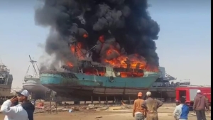 السيطرة على حريق بمركب صيد خلال إصلاحها بميناء الاتكة في السويس