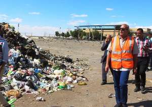 محافظ السويس يكلف رئيس جهاز النظافة باعداد خطة سريعة خلال 48 ساعة لجمع القمامة من المنازل بجانب الصناديق
