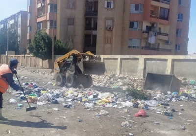 استمرار رفع التراكمات والقمامة  من  شوارع حي الأربعين