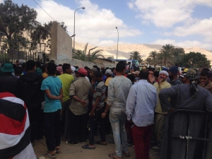 إقبال المواطنين علي لجان الاستفتاء بمحافظة السويس