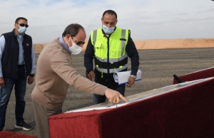 السيسي يتفقد مشروعات شبكة الطرق الجديدة والمحور الجديد الموازي لطريق القاهرة/ السويس