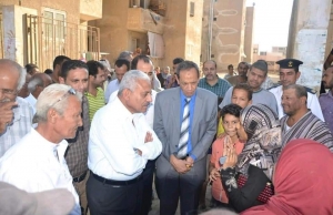 محافظ السويس في جولة تفقدية بمساكن الأيواء بحي فيصل