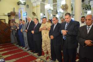 بالصور..محافظ السويس ومدير الامن والقيادات والاهالي يؤدون صلاة العيد بمسجد الغريب