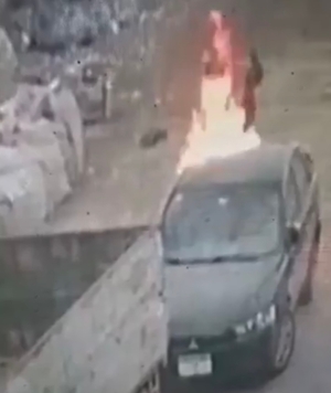 وزارة الداخلية: القبض على السيدة التي أشعلت النيران في سيارة طليق ابنتها بالسويس