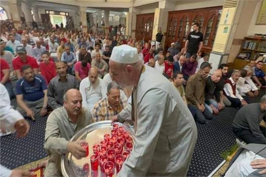 مسجد بالإسكندرية يوزع «شربات» على المصلين إبتهاجٱ بالصلاة علي النبي
