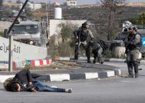 استشهاد فلسطيني بعد طعنه جندياً إسرائيلياً بالضفة