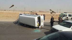بالصور..حادث انقلاب سيارة ميكروباص طريق السويس - القاهرة يسبب شللا مروريا
