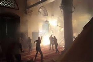 قوات الاحتلال يخلي المعتكفين في المسجد الأقصى