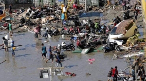 ارتفاع ضحايا الزلزال وتسونامي بإندونيسيا إلى 832 قتيلًا