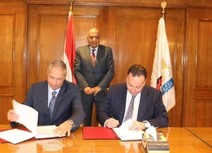 عصمت يشهد توقيع إتفاق تسوية بين &quot;النيل لحليج الأقطان&quot; والقابضة للتشييد والتعمير