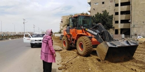 رئيس حى فيصل تتابع أعمال النظافه وتمهيد وتسوية بطريق الخدمة خلف مبارك ١