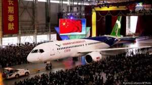 أول طائرة ركاب صينية تستعد للإقلاع