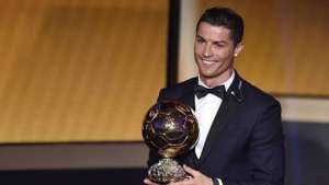 رونالدو يفوز بجائزة الكرة الذهبية للمرة الرابعه لأفضل لاعب في العالم