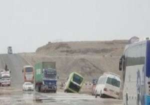 «السيول» تغلق الطرق المؤدية لمرسى علم.. وفصل الإنارة ببعض الشوارع