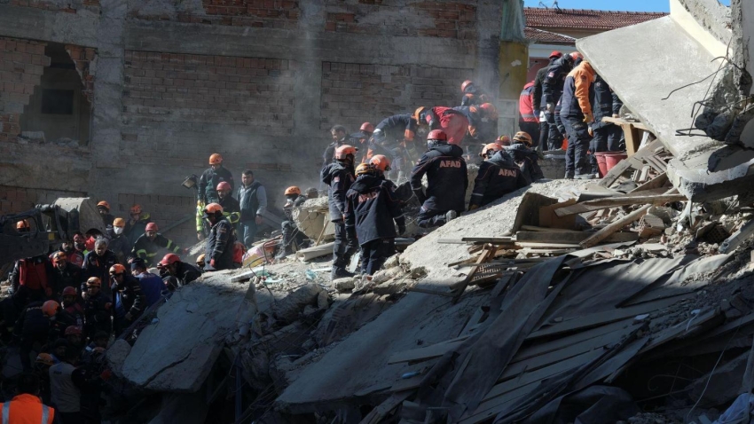 ارتفاع عدد ضحايا الزلزال في تركيا إلى 2316 قتيلا و1440 بسوريا