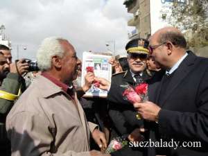 بالصور:مدير امن السويس ومدير المرور يوزعون الورود على المواطنيين بميدان الشهداء