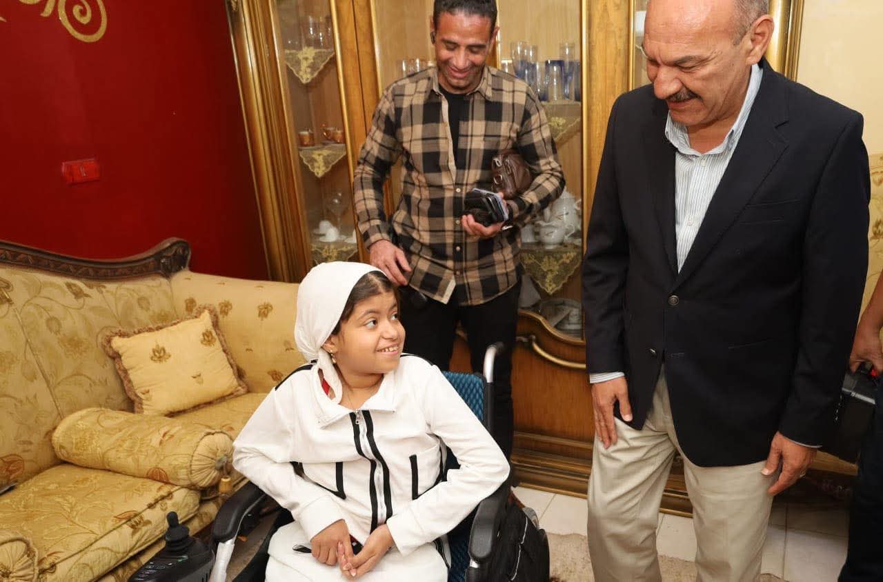 محافظ السويس يهدى لطفلة مريضة كرسيًا كهربائيًا