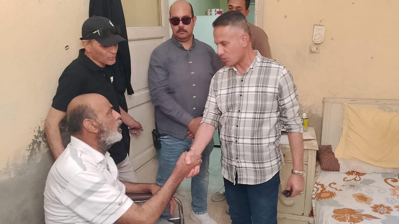 رئيس حي الأربعين يلتقي مواطنًا بالسويس