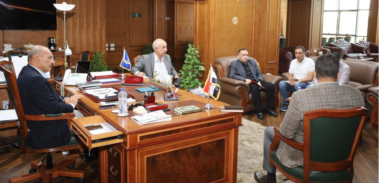 Suez Governor discusses microbus upgrade with authority
