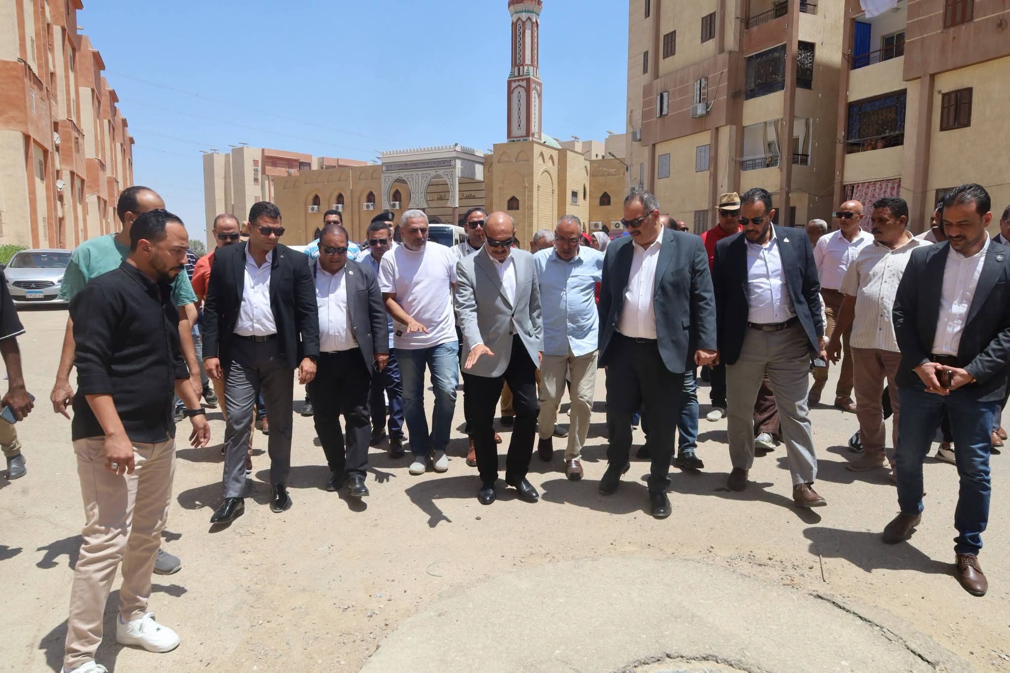 محافظ السويس يتابع مشروعات الصرف الصحى ويجري جولة تفقدية بمدينتي الشيخ خليفة بن زايد وأحمد زويل للإسكان الإجتماعى
